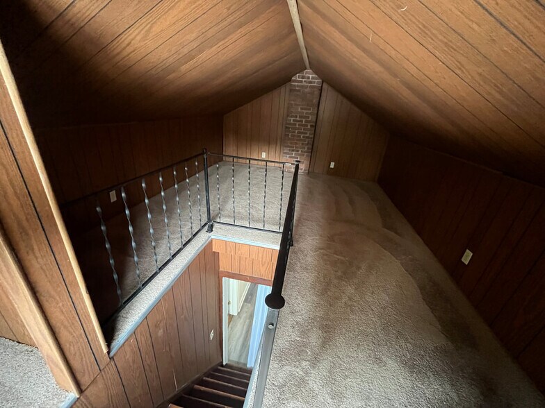 Building Photo - 927 W Bethel Ave