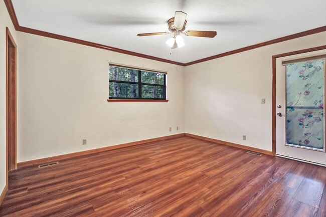 Building Photo - 3 bedroom / 2 bath on a private corner lot in Fairfield Glade