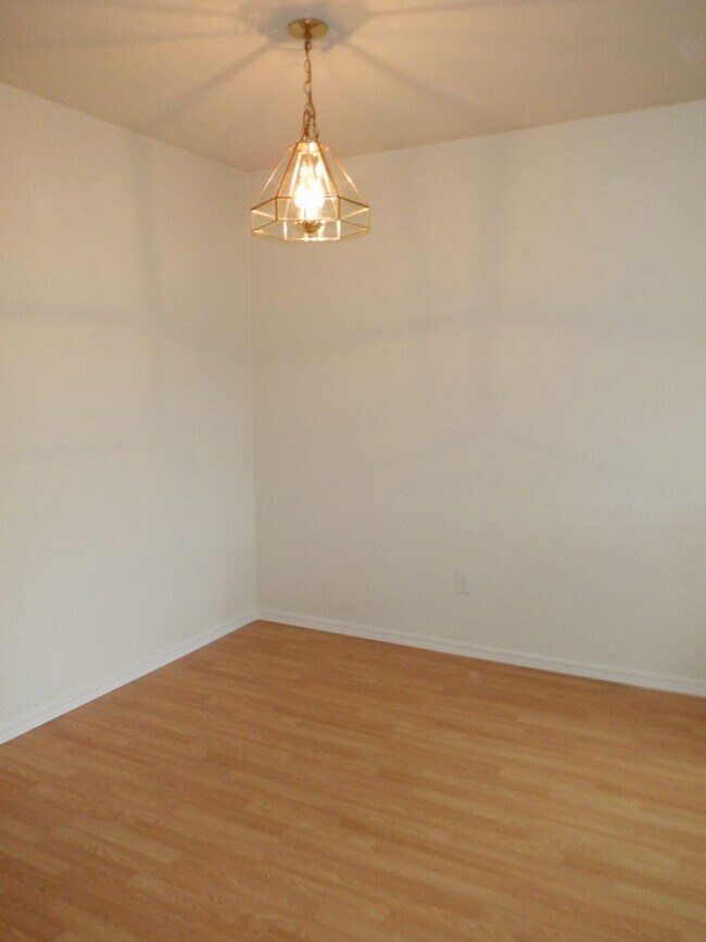 Building Photo - Single Level 2 Bed/2 Bath End Unit with Ga...