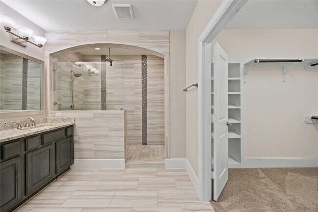 Building Photo - 6723 Sussex Manor St