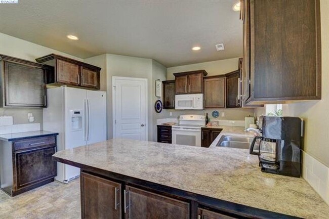 Building Photo - Immaculant 4BD/2.5BA Single Family Home on...