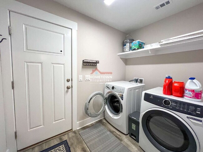 Building Photo - Furnished 3-Bed Oasis on Dunridge Drive wi...