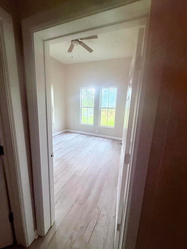 Building Photo - 2105 Laurel Ave