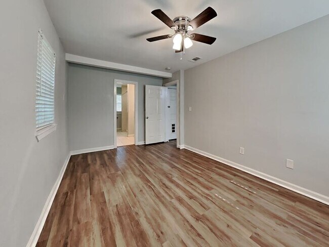 Building Photo - 1724 Spring Lake Dr