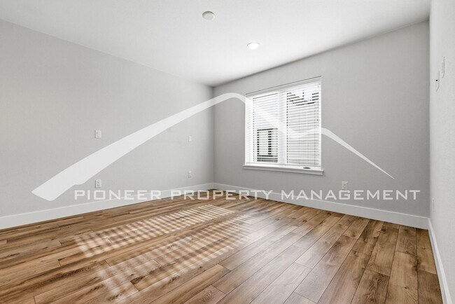 Building Photo - Spacious Townhouse with Central AC and 2-Car Garage
