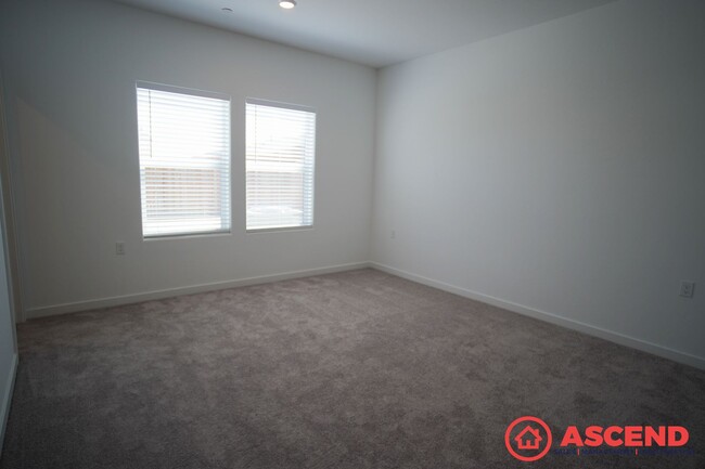 Building Photo - Stunning 3 Bedroom Home Near Liberty Highs...