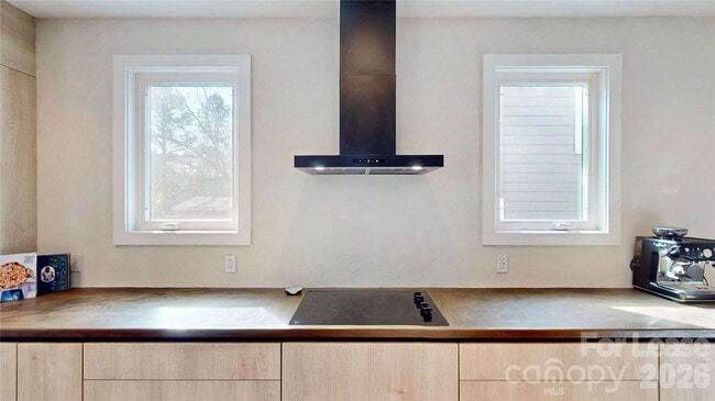 Building Photo - 1220 Lomax Ave