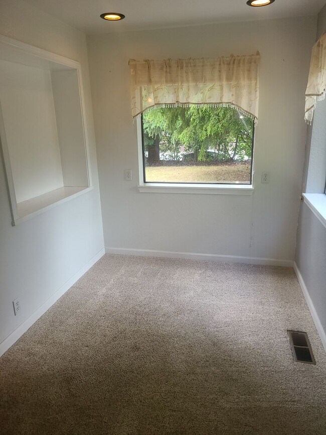 Building Photo - 5 Bedroom 3.5 Bathroom in Bothell (North C...