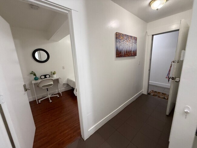 Building Photo - Affordable Private Girl room Downtown - Top Floor and Furnished