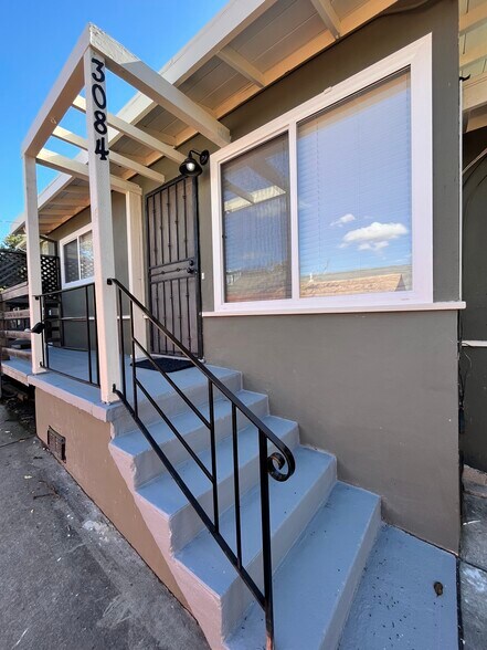 Primary Photo - 3084 Capp St