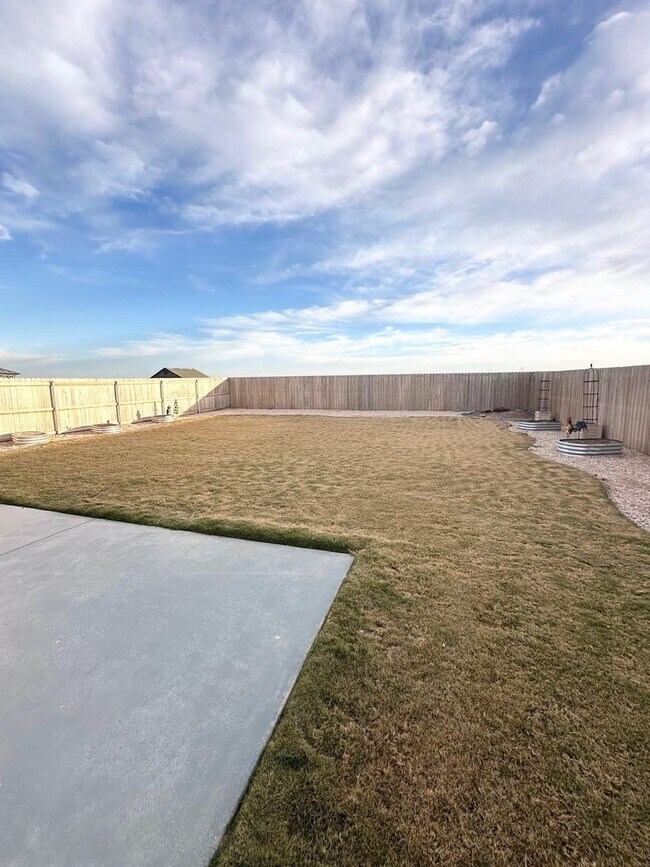 Building Photo - 2 Bed 2 Bath House Furnished!