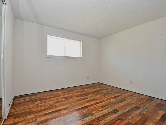Building Photo - 2 bed 1 bath in Stead - AVAILABLE 6/1!