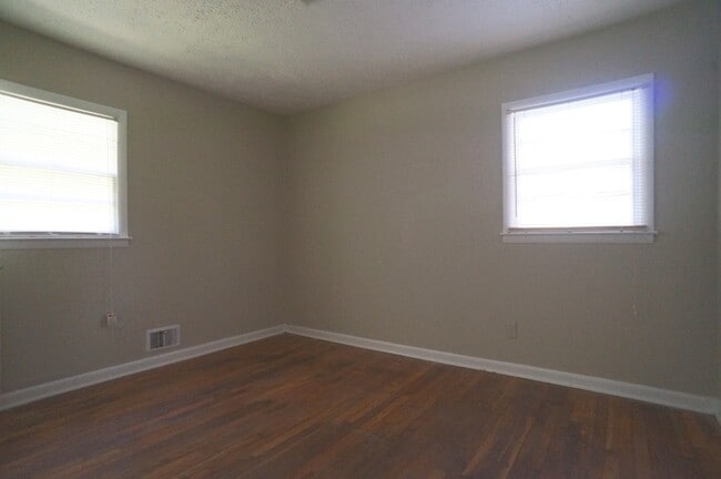 Building Photo - 435 S Barnett Shoals Rd