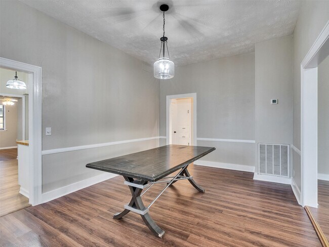 Building Photo - 414 N Avenue C