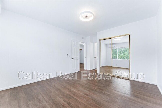 Building Photo - 502 Calle Santa Rosa S
