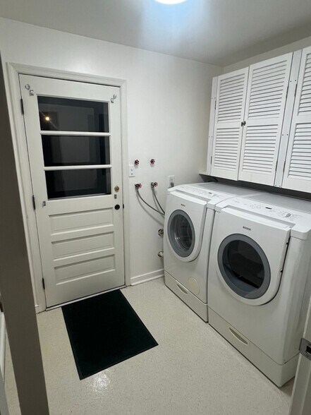 Building Photo - 9201 Woodlake Dr