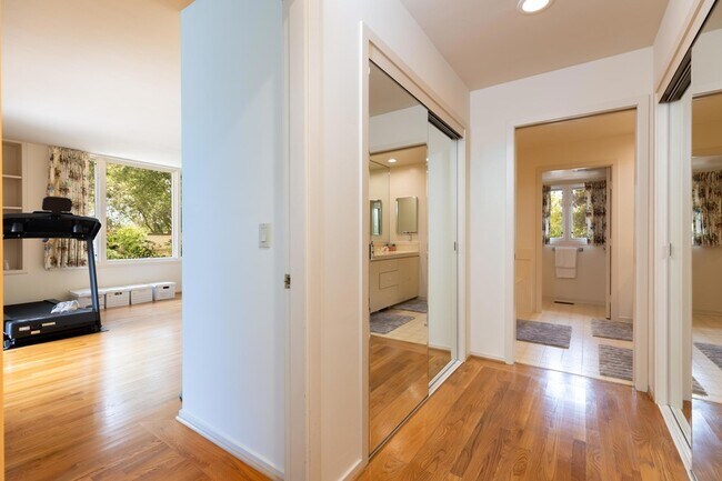 Building Photo - 375 Las Palmas Dr