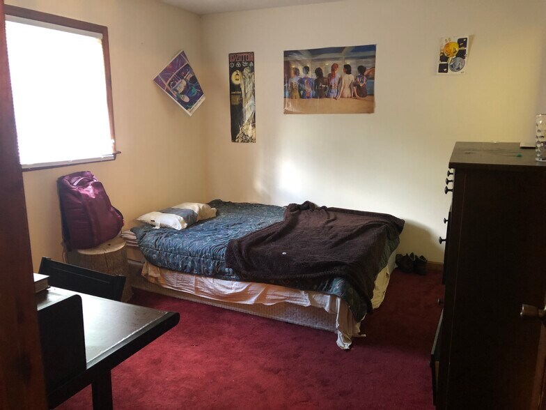 Building Photo - 279 Oak St