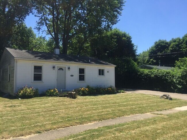 Building Photo - $1475 Charming, remodeled 3-Bed/1-Bath 952...