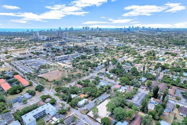 Building Photo - 2415 Pierce St