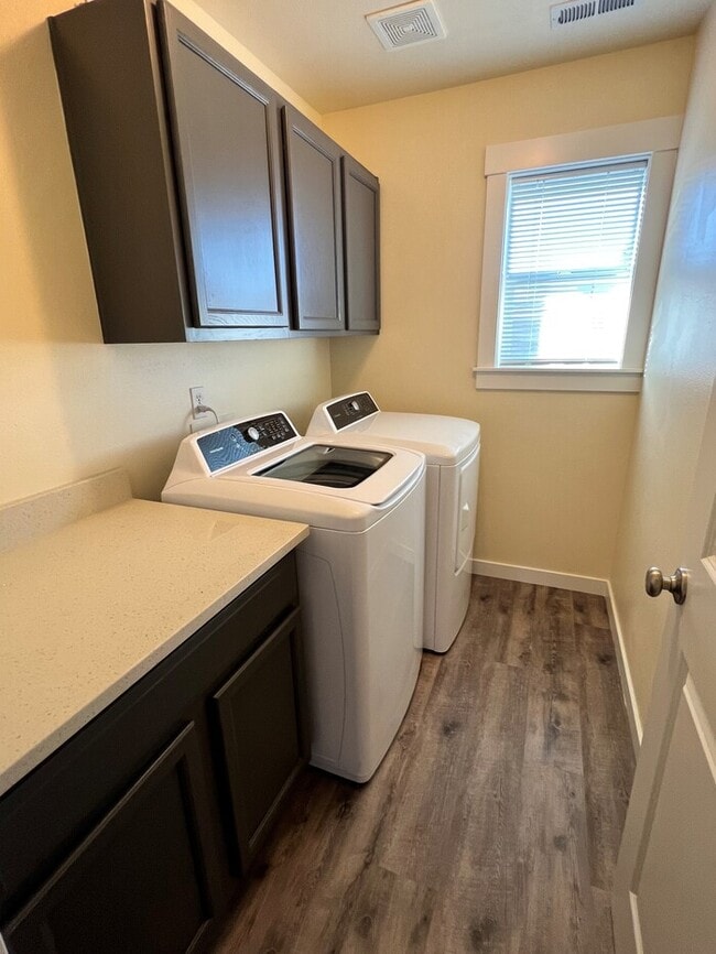 Building Photo - Remodeled Home with New Flooring, Quart Counters, W/D, Fenced Yard, Parking & MORE!