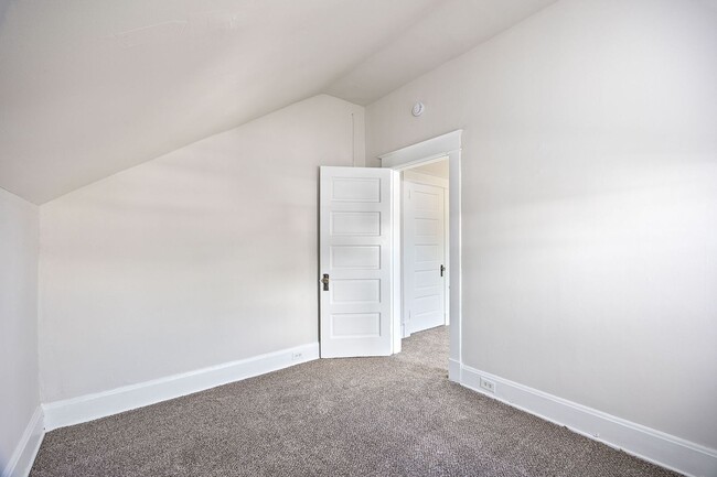 Building Photo - Evanston- Charming 3 bedroom 1 Bath