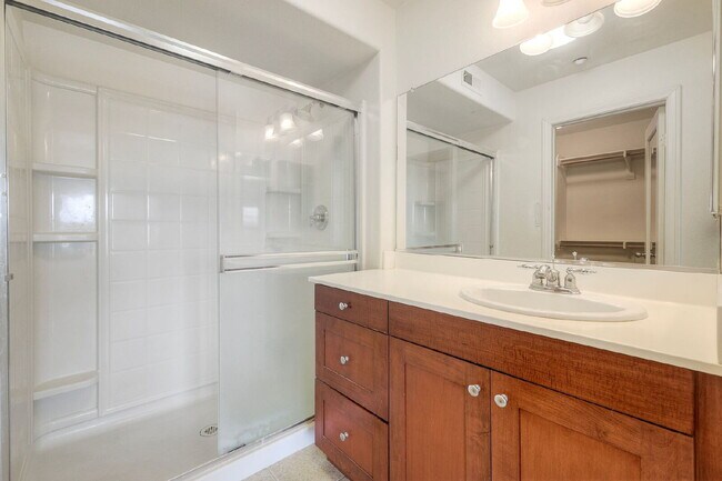 Building Photo - Spacious 2-Bed, 2.5-Bath Condo on Lighthou...
