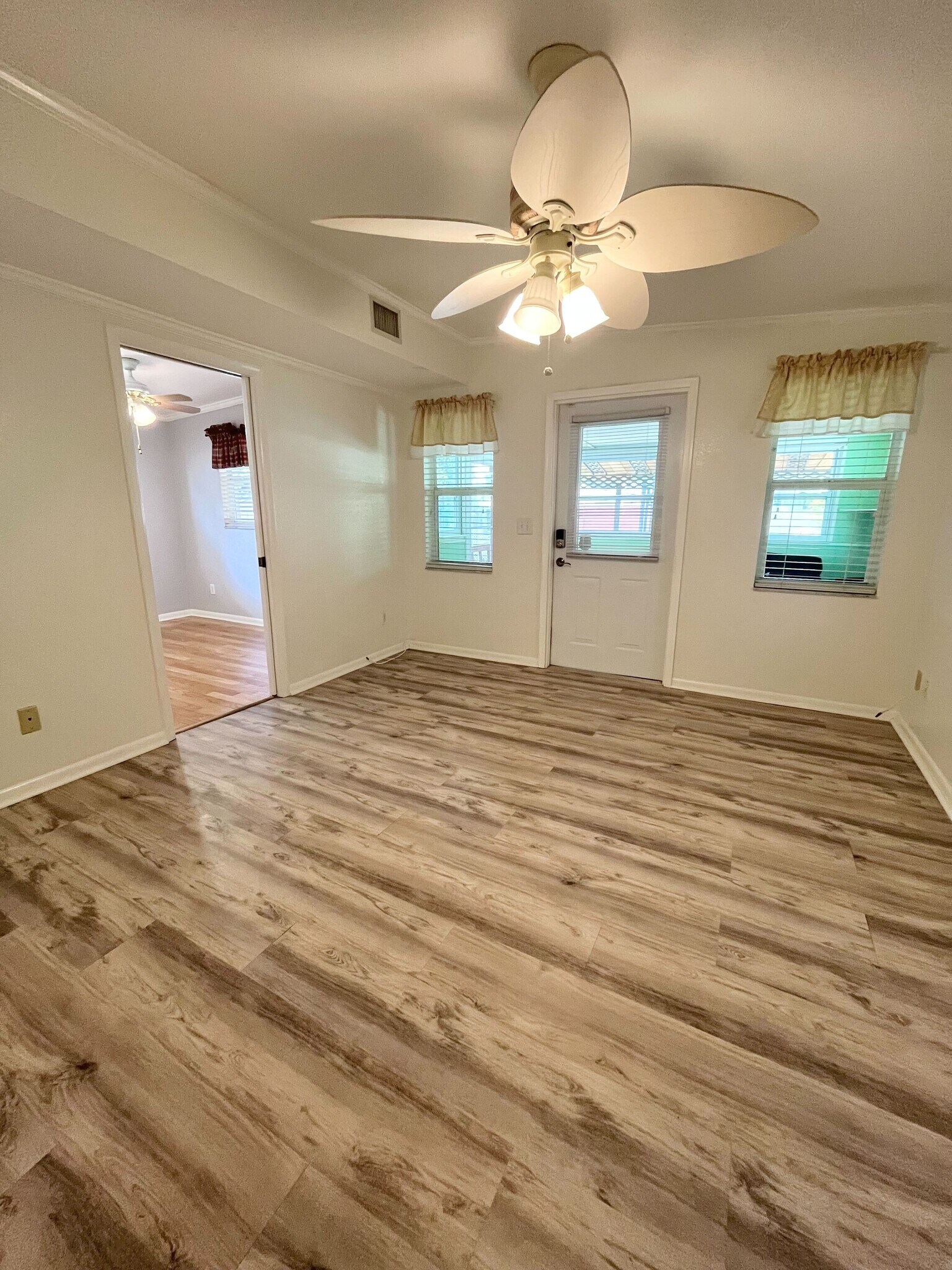 Building Photo - 516 Northmoor Ave N