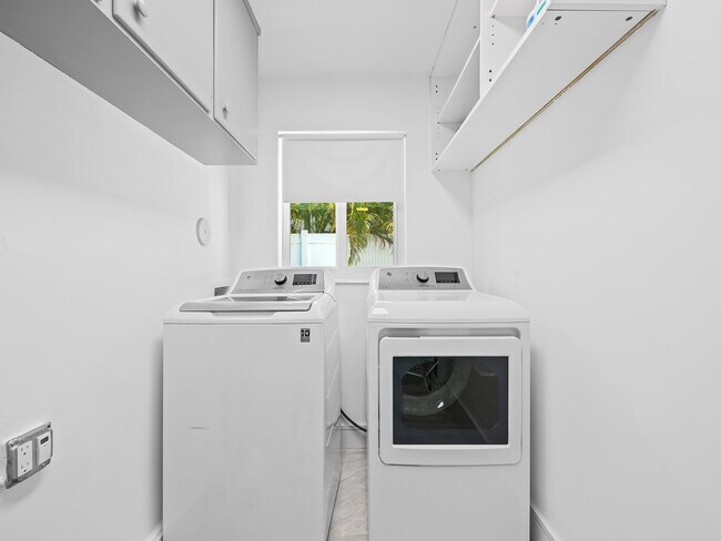 Building Photo - 2754 NE 31st Ct