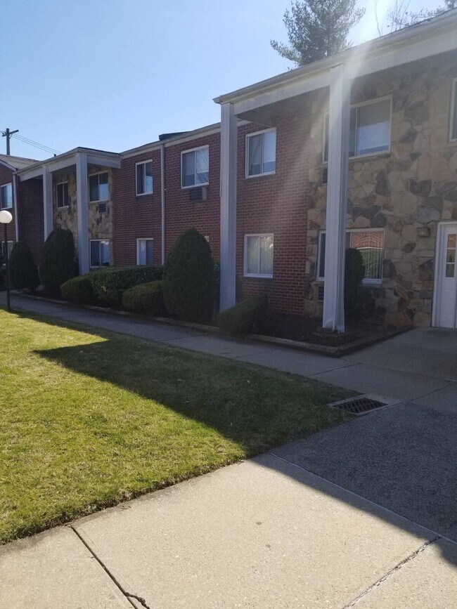 Building Photo - 1302 Rockland Ave