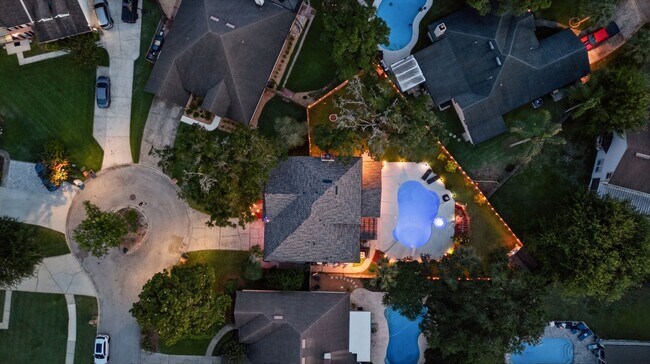 Building Photo - Pool Home