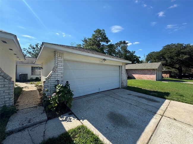 Building Photo - 23227 Low Ridge Rd