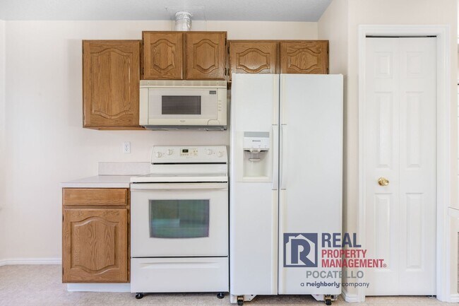 Building Photo - 4 bedroom 3 bathroom - 2 car garage -This is a must see home!