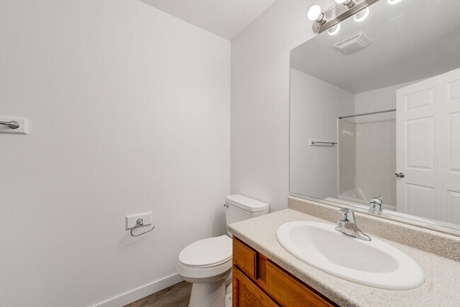 Building Photo - 3 Bed 2 Bath Unit Available in Bozeman!
