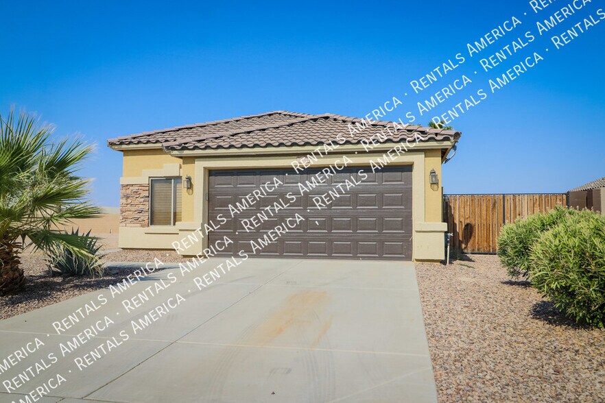 Primary Photo - 2033 N Thunderbird Ave