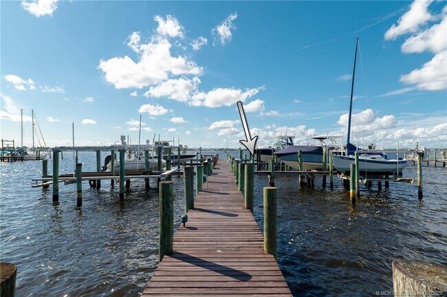 Building Photo - 415 NW North River Dr