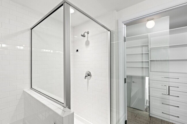 Building Photo - 54 Rainey St