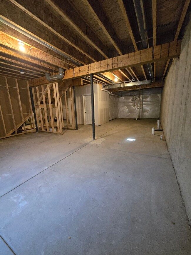 Building Photo - Elegant 3 Bedroom Townhouse with Garage in...