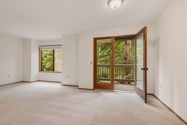 Building Photo - Beautifully Updated 2-Bedroom, 2-Bath Condo Near Downtown Kirkland