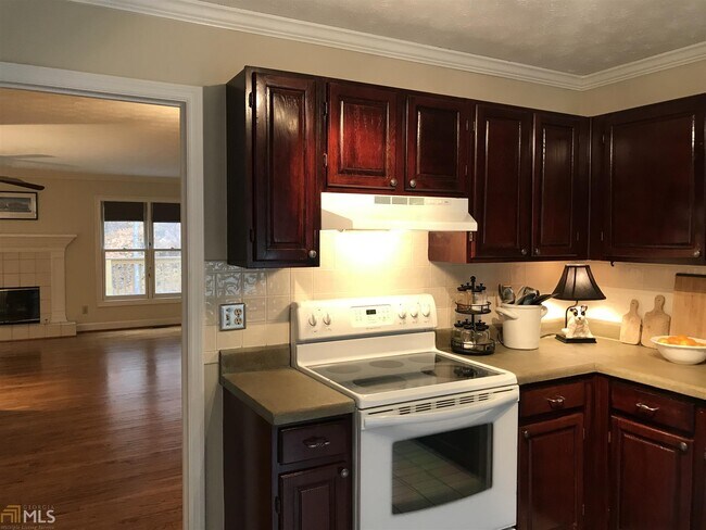 Building Photo - 2600 Holcomb Springs Dr