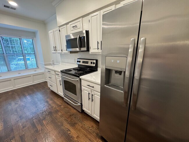 Building Photo - Nice Brick 2/2.5 Townhome in Atlanta- $2,750