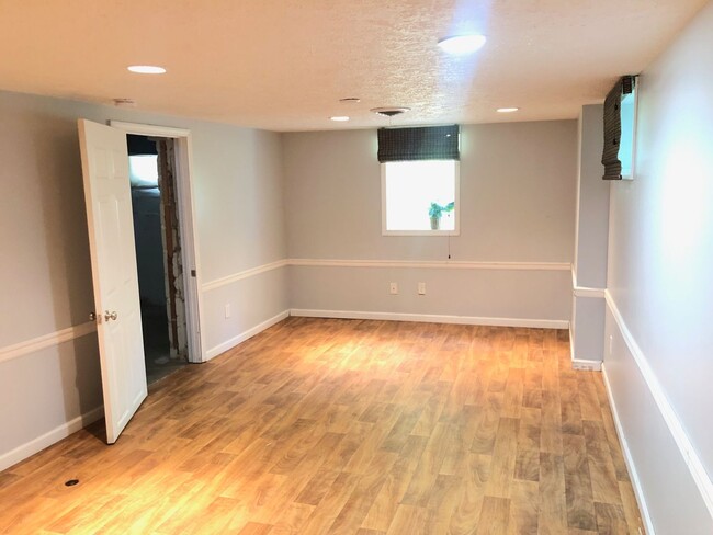 Building Photo - Beautiful 3 BR 1.5 bathroom house in histo...