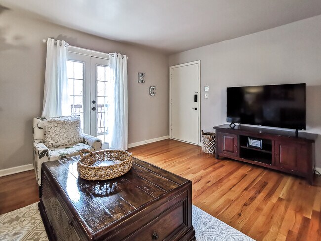 Building Photo - 1207 W 45th St