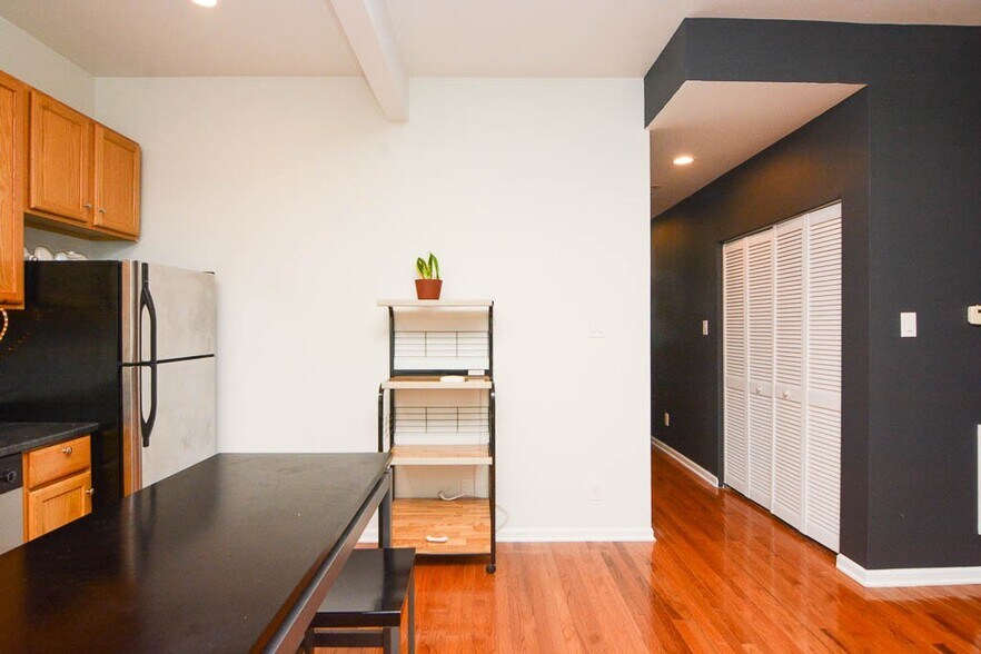 Building Photo - 1450 W Blackhawk St