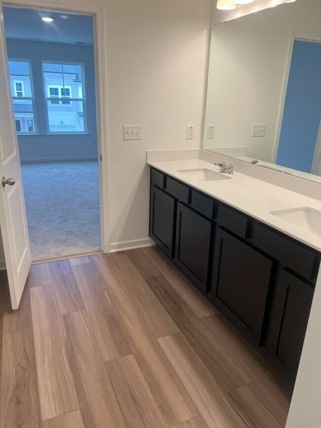 Building Photo - Bright & Modern 3-Bedroom Townhome in a Prime Triangle Location!