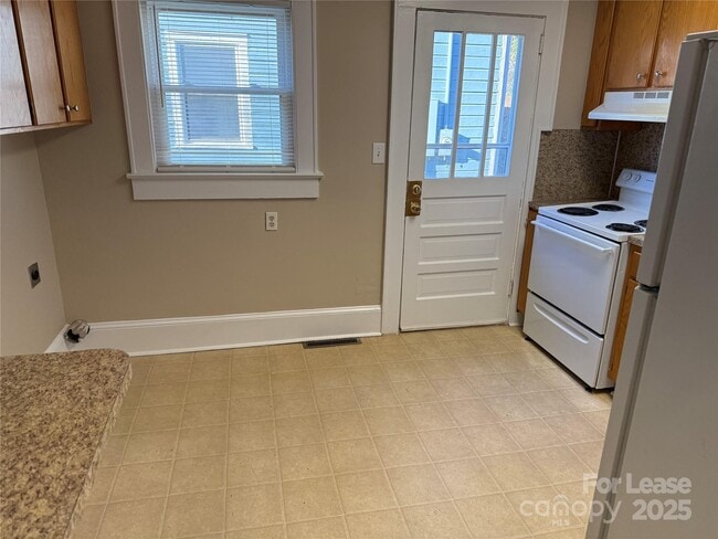 Building Photo - 445 Reynolda Dr