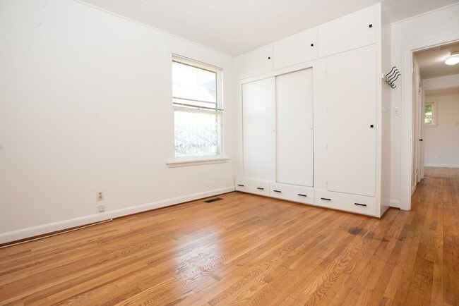 Building Photo - Old World Charm with Views of Lake Union!