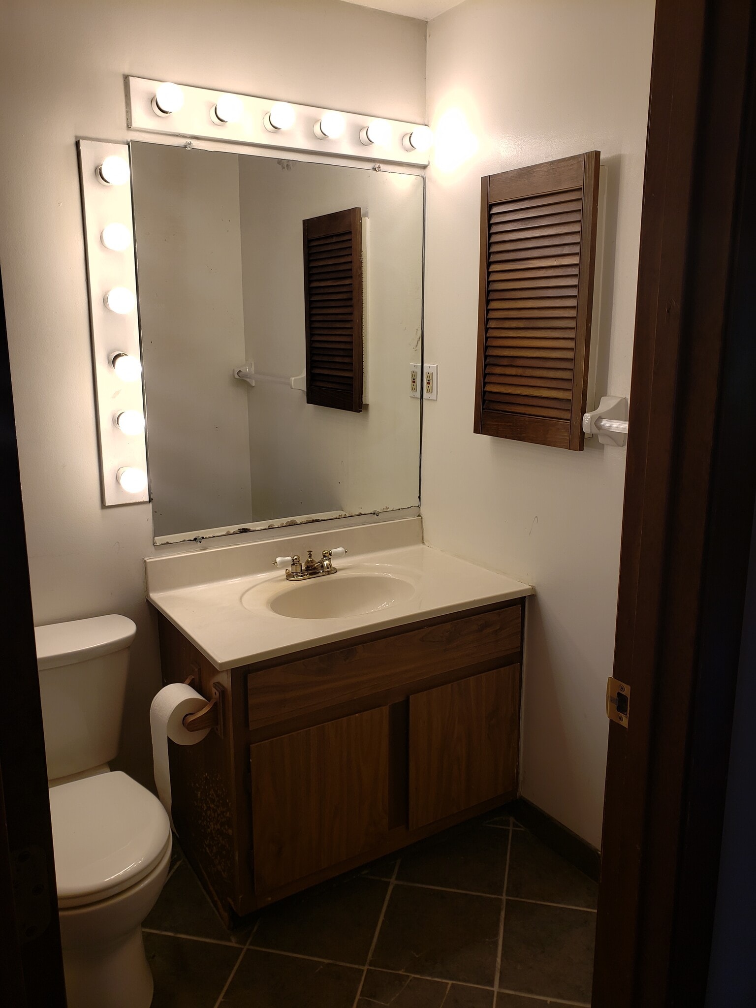 Main Bath - 2200 Augusta Blvd