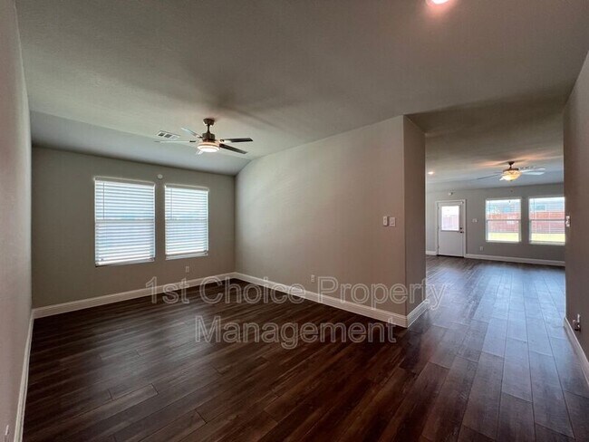 Building Photo - 2101 Sun Star Dr