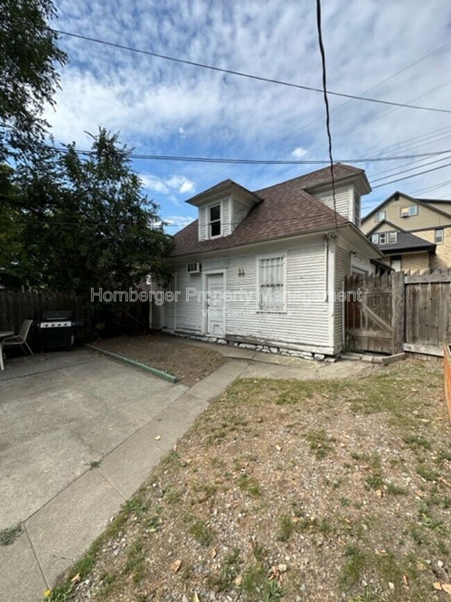 Building Photo - 904 W Spofford Ave